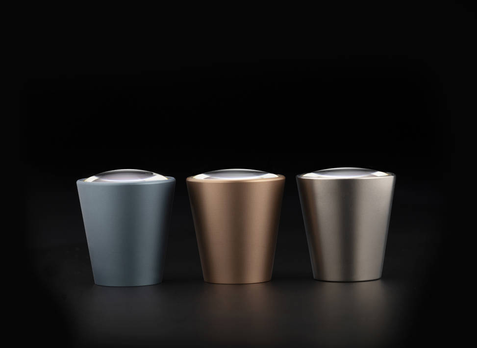 Três tubos Galilean HD Coloured Oculars em cores (da esquerda para a direita): Blue Slate, Rose Gold e Lunar Grey, colocados em um fundo preto